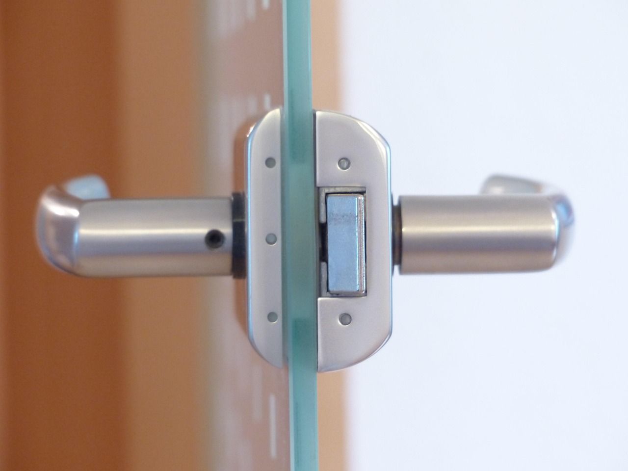 réparation de porte d'entrée : service rapide et efficace pour restaurer la sécurité et l'esthétique de votre porte principale.