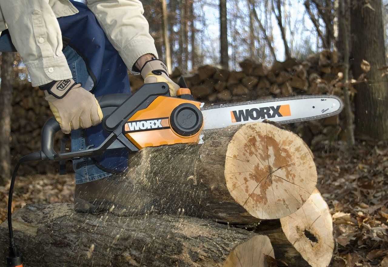 Comment choisir sa tronçonneuse électrique découvrez notre tronçonneuse électrique puissante et légère, idéale pour couper du bois rapidement et en toute sécurité. parfaite pour les travaux de jardinage et les petits projets de découpe.