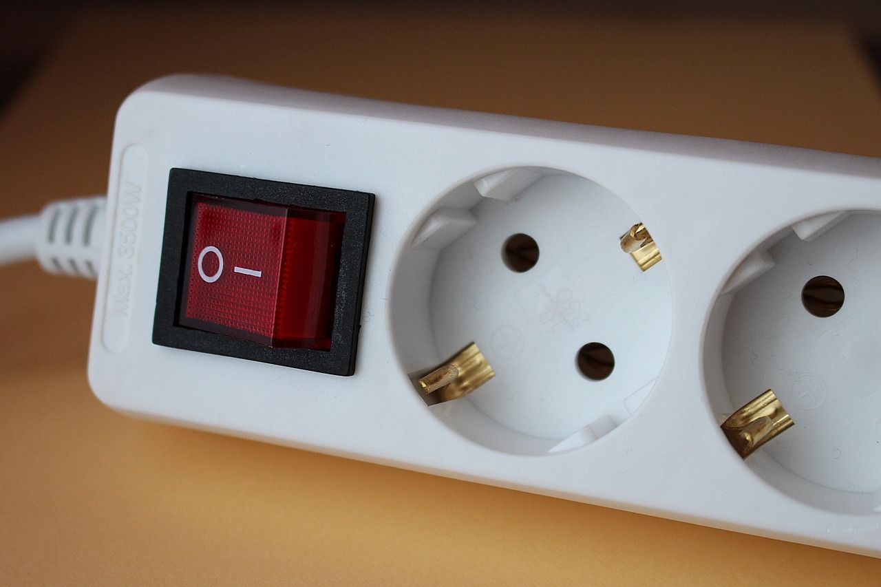 apprenez comment remplacer une prise électrique en toute sécurité avec notre guide étape par étape, adapté à tous les niveaux de compétence.