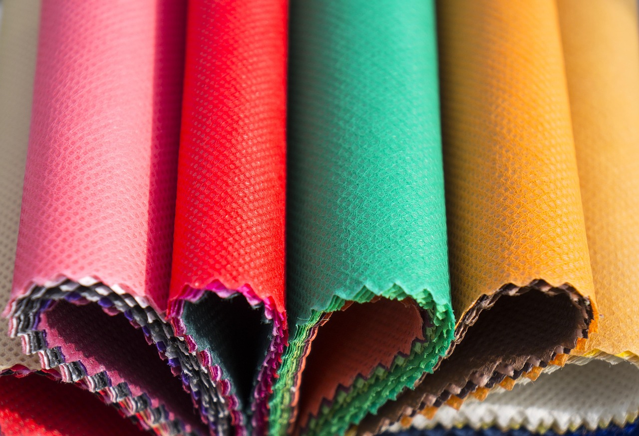 poser papier peint intissé : conseils pratiques et astuces pour réussir